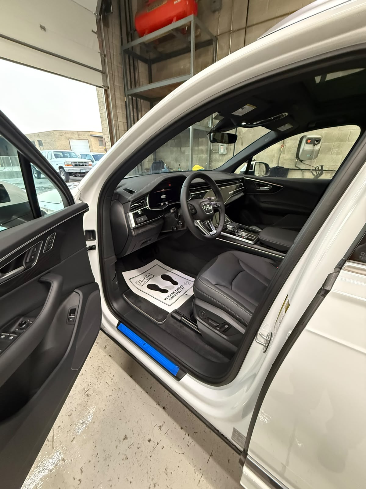 Audi Q7 / Q8 Prestige — Full Cockpit Steam & Leather Restoration