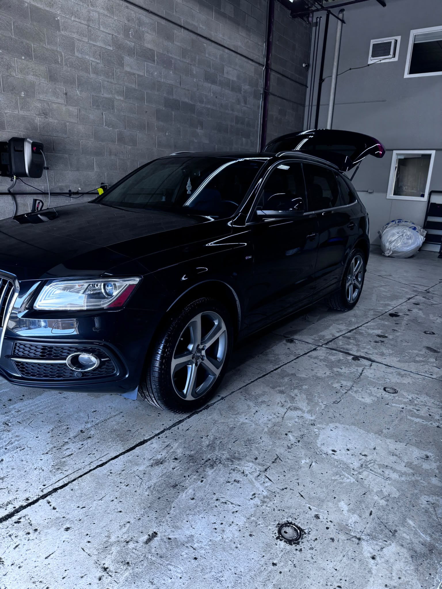Audi Q5 S-Line — Midnight Pearl Wash & Open Tailgate